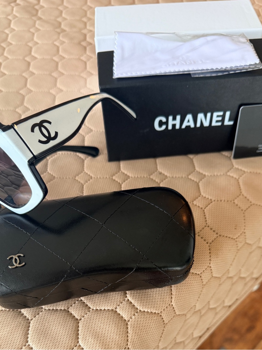 CHANEL GUC Two-Tone
Oversized Square Sunnies
White/Black signature C
*Call outs - Picture 3 of 10